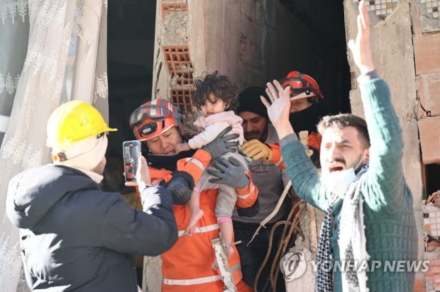 日 대지진 뛰어넘은 참사…튀르키예 강진 사망자 2만명 넘겨