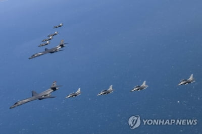 B-1B 폭격기 등 10여대 떴다…北ICBM 맞대응 한미연합훈련(종합2보)