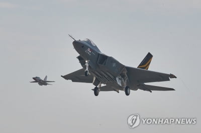 국산전투기 KF-21 4호기 '2인승' 비행성공…AESA레이더 등 시험