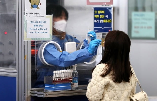 선별진료소에서 한 시민이 PCR검사를 받고 있다. 사진=뉴스1