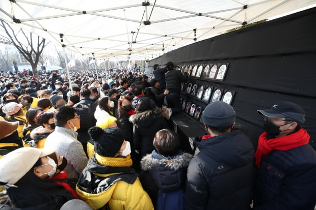 4일 오후 서울 중구 서울시청 앞에서 이태원 참사 유가족들이 추모공간을 설치하고 있다. /사진=뉴스1