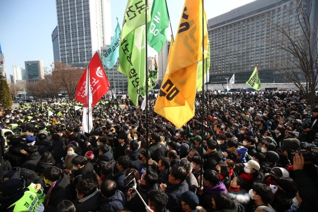 4일 오후 서울 중구 서울시청 앞에서 이태원 참사 유가족들을 비롯한 관계자들과 경찰들이 추모공간 기습 설치를 놓고 충돌을 빚고 있다. /사진=뉴스1