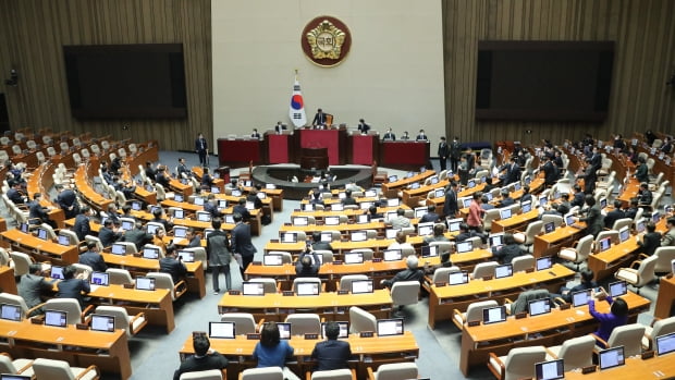 8일 서울 여의도 국회에서 열린 본회의에서 1. 행정안전부장관(이상민) 탄핵소추안이 가결되고 있다. 사진=뉴스1