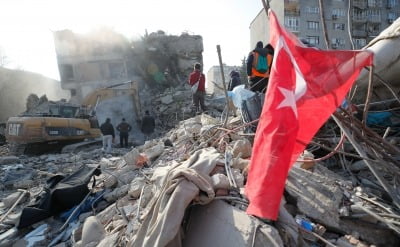 지진 사망자 3만명 넘어…튀르키예 "부실공사 탓" 건설업자 100여명 체포