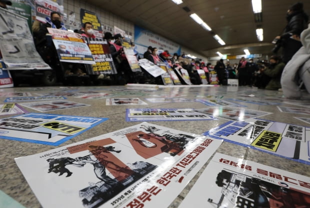 지난 13일 오전 서울 용산구 삼긱지역 승강장에서 '시민과 함께하는 달보기 운동 함께 선언 기자회견'이 열린 가운데 역사 바닥에 전장연이 요구하는 선전물 스티커가 붙어져 있다./사진=뉴스1