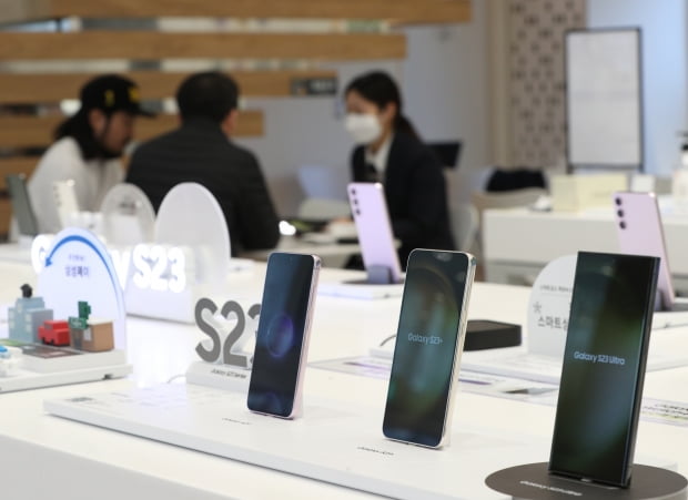 지난 14일 서울 마포구 삼성디지털프라자 홍대본점에서 삼성전자의 최신 플래그십 스마트폰 '갤럭시 S23' 시리즈를 사전 예약한 시민들이 S23을 수령하고 있다./사진=뉴스1