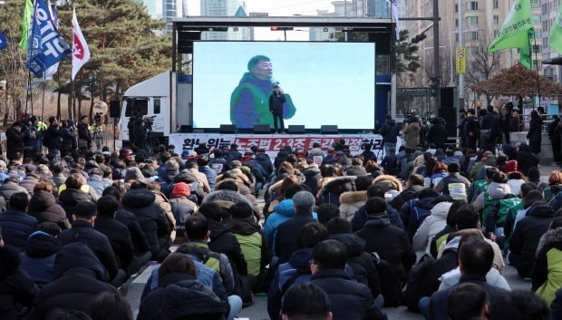 민주노총 양경수 위원장을 비롯한 조합원들이 15일 오후 서울 영등포구 여의도 국회 앞에서 노조법 2·3조 개정을 촉구하는 집회를 하고 있다. /뉴스1