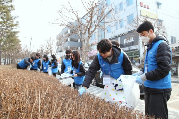 우리은행, 신입행원 플로깅 봉사활동 실시&#13;