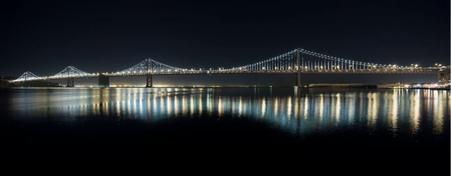 레오 빌라리얼이 미국 샌프란시스코의 베이 브릿지에 설치한 'The Bay Lights'(2013). ©Leo Villareal 