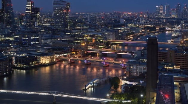 레오 빌라리얼이 영국 런던 템스강에 설치한 'Illuminated River'(2021). 다리마다 설치된 LED 빛이 그의 작품이다. ©Leo Villareal 