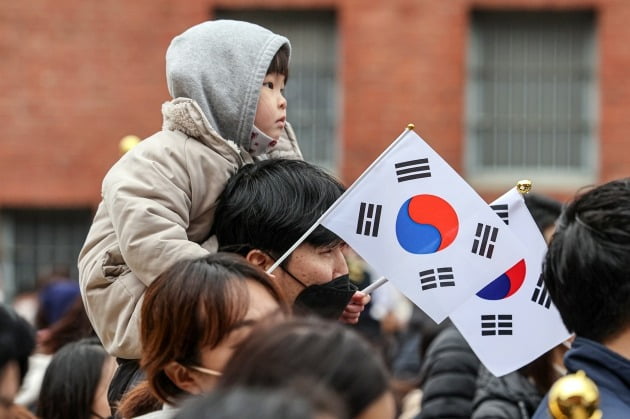 제104주년 3·1절을 맞은 1일 오전 서울 현저동 서대문형무소역사관에서 ‘서대문, 1919 그날의 함성’행사가 열린 가운데 어린이들이 태극기를 들고 있다.