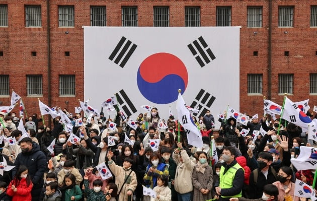 제104주년 3·1절을 맞은 1일 오전 서울 현저동 서대문형무소역사관에서 ‘서대문, 1919 그날의 함성’행사가 열린 가운데 참석자들이 대한독립만세를 외치고 있다.