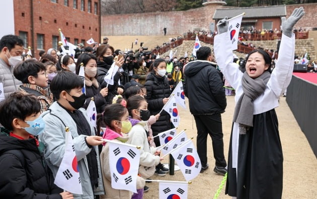 제104주년 3·1절을 맞은 1일 오전 서울 현저동 서대문형무소역사관에서 ‘서대문, 1919 그날의 함성’행사가 열린 가운데 참석자들이 대한민국 만세를 외치고 있다.