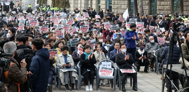이재명 더불어민주당 대표를 비롯한 참석자들이 1일 오후 서울 시청 앞 광장에서 열린 제104주년 3·1절 범국민대회 집회에서 참석해 구호를 외치고 있다.