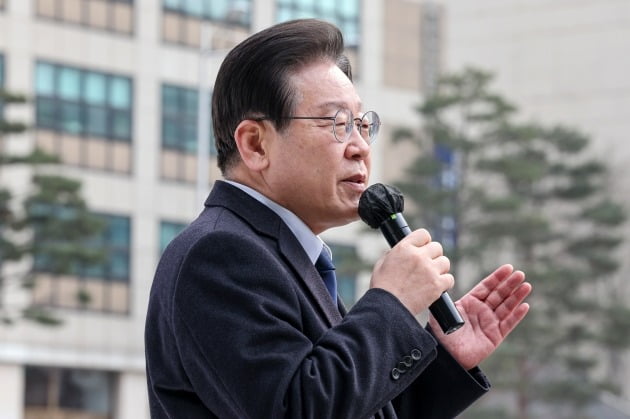 이재명 더불어민주당 대표가 1일 오후 서울 시청 앞 광장에서 열린 제104주년 3·1절 범국민대회 집회에 참석해 발언하고 있다.