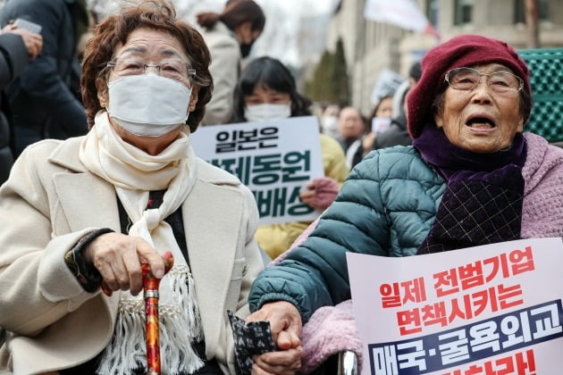 1일 오후 서울 시청 앞 광장에서 열린 제104주년 3·1절 범국민대회 집회에 이용수 할머니와 양금덕 할머니가 손을 잡고 있다.