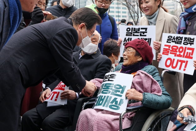 [포토] 3·1절 범국민대회서 양금덕 할머니 만난 이재명