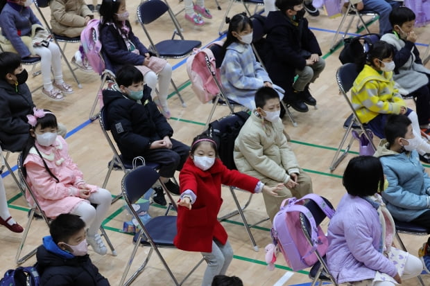 서울 한 초등학교에서 입학식이 진행되고 있다. 사진=한경DB