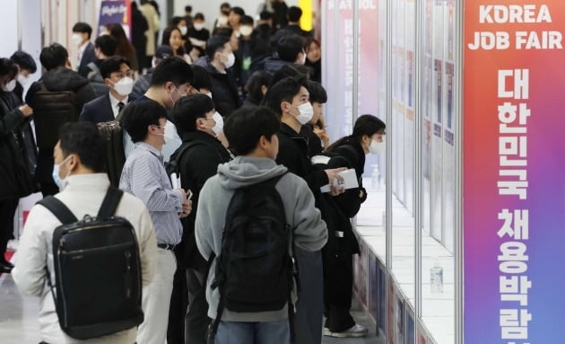 2일 서울 양재동 aT센터에서 열린 ‘2023 대한민국 채용박람회’에서 구직자들이 채용공고게시대를 살펴보고 있다./김범준 기자