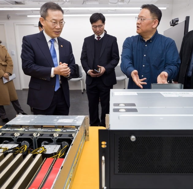 김장우 망고부스트 대표(오른쪽)가 이종호 과학기술정보통신부 장관(왼쪽)에게 DPU 시제품을 설명하고 있다. 과기정통부 제공