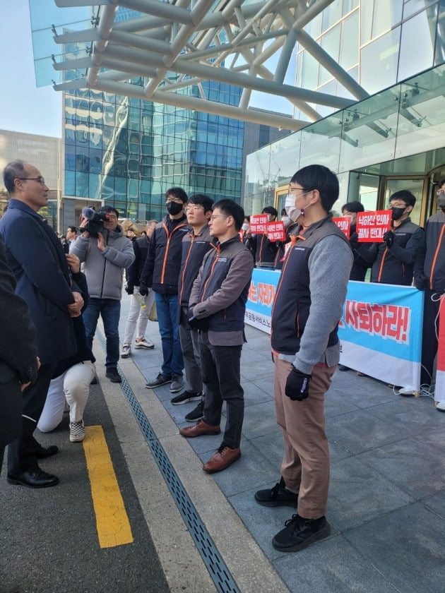 3일 이순호 신임 사장과 예탁원 부산본사 노조원들의 모습. 사진=노조