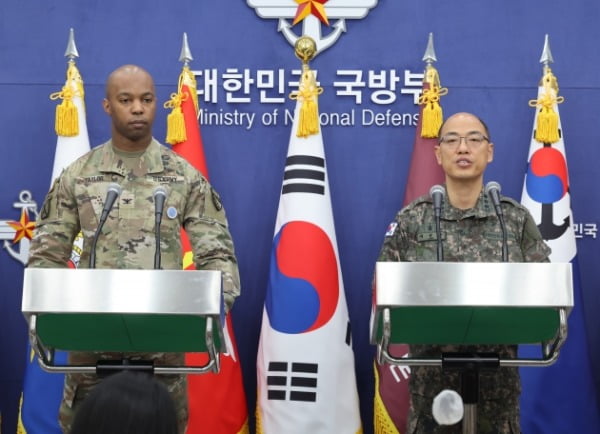 이성준 합동참모본부 공보실장과 아이작 테일러 한미연합사 공보실장(왼쪽)이 3일 오전 서울 용산구 국방부에서 한미 '2023 자유의방패(FS)' 연합연습 계획에 대해서 공동 브리핑하고 있다. /연합뉴스 