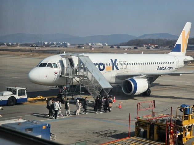 이용객들이 지난 3일 청주국제공항에서 제주로 출발하는 에어로케이항공기에 탑승하고 있다. 독자 제공