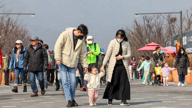 [포토] 완연한 봄날씨 즐기는 시민들 