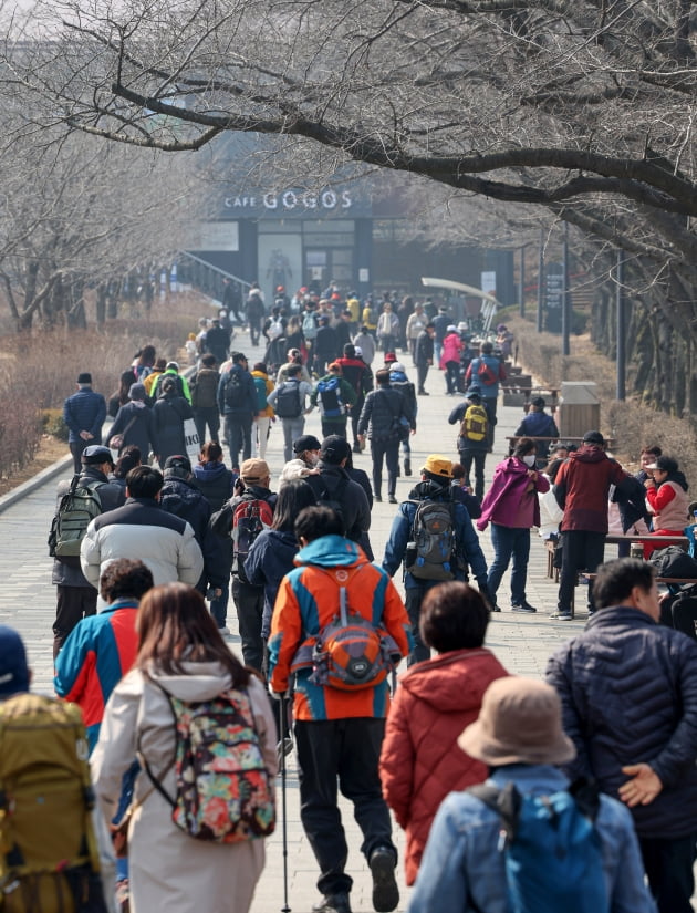 [포토] 완연한 봄날씨 즐기는 시민들 