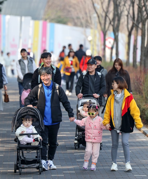 [포토] 완연한 봄날씨 즐기는 시민들 