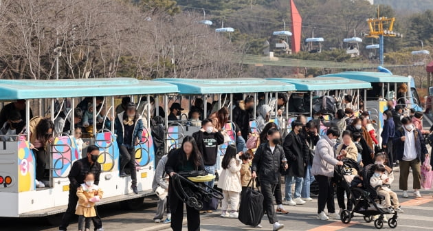 [포토] 완연한 봄날씨 즐기는 시민들 