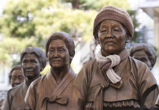 6일 오전 경기 광주시 퇴촌면 나눔의 집에 세상을 먼저 떠난 위안부 피해자 할머니들의 흉상이 세워져 있다. 박진 외교부 장관은 이날 '강제징용 대법원 판결 관련 정부 입장 발표문'을 통해 피해자들에게 행정안전부 산하 공공기관인 '일제강제동원피해자지원재단'이라는 제3자를 통해 배상금을 대신 지급할 계획이라고 밝혔다. /사진=뉴스1