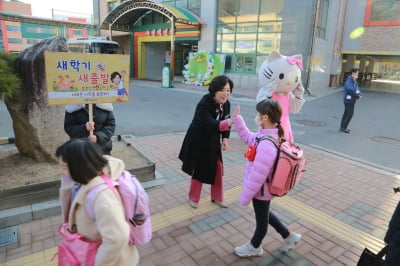 경기 과천시, 신계용 시장 '새학기 맞아 지역 초등교에서 인사 나눠'