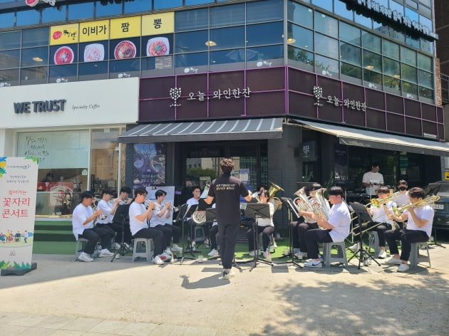 "집 베란다서 음악감상을"…서초구, '찾아가는 꽃자리 콘서트'