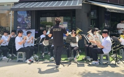 "집 베란다서 음악감상을"…서초구, '찾아가는 꽃자리 콘서트'