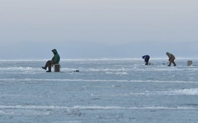 러시아 극동 해안서 얼음 바다 떨어져 나가…낚시하던 50명 고립