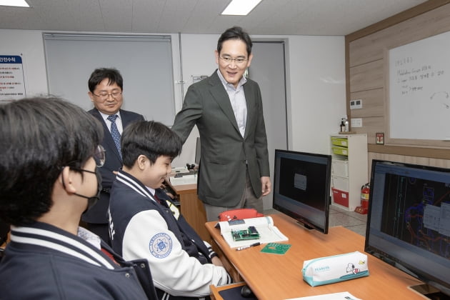 이재용 삼성전자 회장이 7일 경북 구미시에 위치한 '구미전자공업고등학교'를 방문해 수업을 참관하고 학생들과 기념사진을 촬영하는 모습.사진=삼성전자