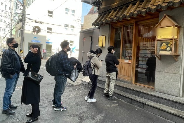 6일 서울 서대문구 창천동의 한 돈가스 식당 앞에 점심식사를 하기 위해 고객들이 줄을 서 있다. 사진=이현주 한경닷컴 기자