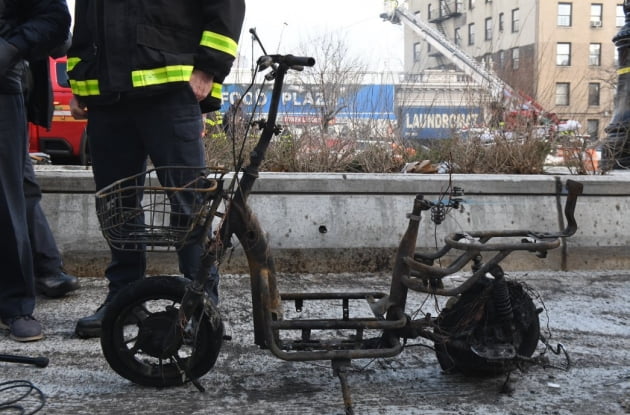 리튬이온 배터리 폭발 화재로 불에 타 버린 전기스쿠터. /사진=뉴욕 소방청(FDNY) 공식 트위터