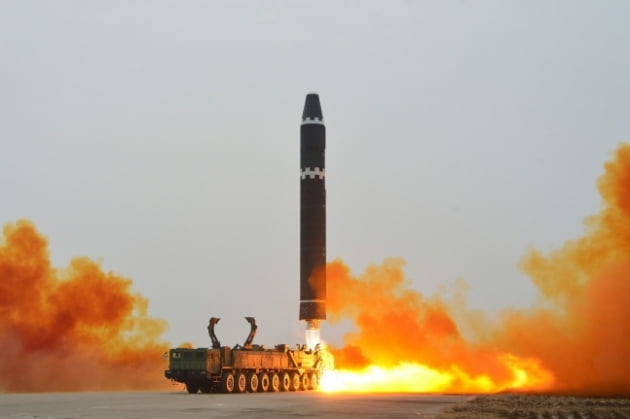 북한이 18일 오후 대륙간탄도미사일(ICBM) '화성-15형' 훈련을 진행했다고 19일 당 기관지 평양노동신문을 통해 밝혔다. /사진=뉴스1