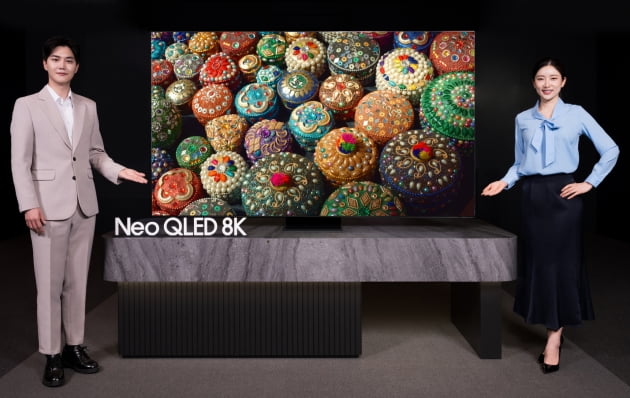 삼성전자 모델이 프리미엄 TV 시장을 주도하고 있는 Neo QLED 8K 2023년형 신제품을 소개하고 있는 모습.사진=삼성전자