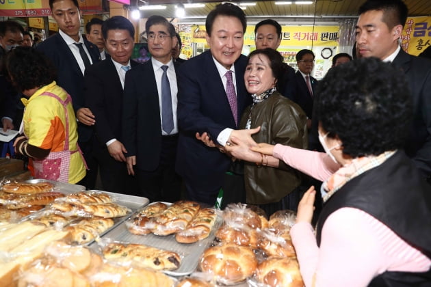 [포토] 울산 신정시장 제과점 찾은 윤석열 대통령