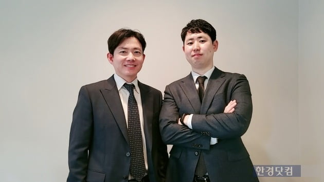 하나증권 목동금융센터의 김요한 부장(오른쪽)과 김경배 대리. 이들은 "상반기는 박스권 장세가 이어질 전망으로 수급이 계속 유입되는 종목에 집중하겠다"고 밝혔다. 사진=본인 제공