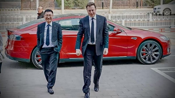 일론 머스크 테슬라 최고경영자(CEO)와 함께 웃으며 걷고 있는 톰 주 글로벌 생산·판매·배송서비스 총괄(부사장). 뒤에 차량은 테슬라 모델S다.