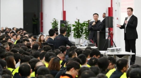 테슬라 중국 공장인 기가상하이에서 직원들에게 발언하고 있는 일론 머스크 CEO. 왼쪽이 톰 주 부사장.