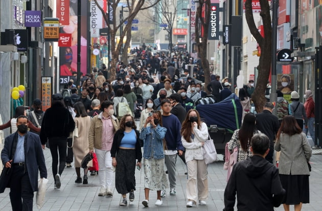 [포토] 봄바람 타고 돌아온 명동 외국인 관광객