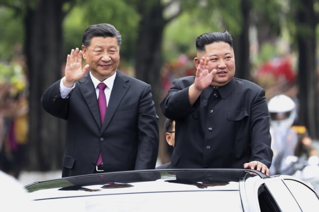 2019년 시진핑(習近平) 중국 국가주석(왼쪽)과 김정은 북한 국무위원장이 북한 평양의 한 거리를 따라 이동하는 모습. /사진=연합뉴스 