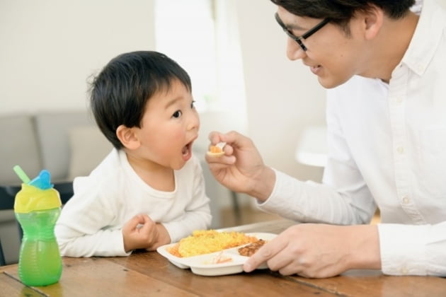 육아휴직 쓰면 동료들 100만원씩?…파격 제도 도입한 회사 [정영효의 인사이드 재팬]