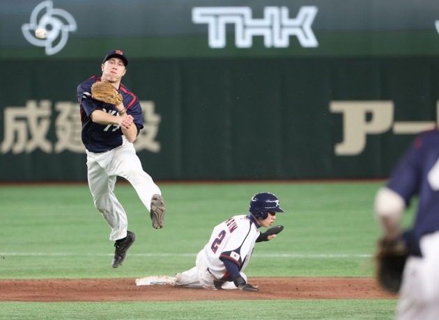 12일 오후 일본 도쿄돔에서 열린 2023 월드베이스볼클래식(WBC) B조 본선 1라운드 체코와 한국의 경기. 8회말 무사 1루 상황에서 한국 최정의 병살타로 1루주자 김혜성이 포스아웃되고 있다. 사진=연합뉴스