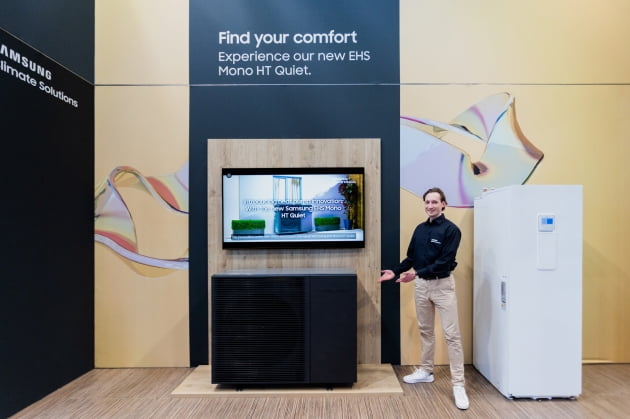 삼성전자 모델이 독일 프랑크푸르트에서 개최되는 냉·난방공조전시회 'ISH 2023'에서 고효율 냉난방 시스템인 히트펌프 EHS 신제품을 소개하고 있는 모습.사진=삼성전자